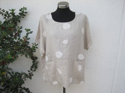 Beige linneblus med stora prickar och kort ärm Puro Lino