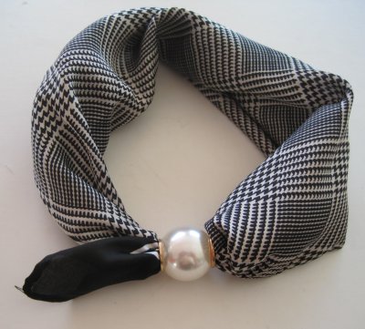 Svart Vit Mönstrad Scarf Med Magnet