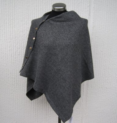 Grå Stickad Poncho Med Knappar
