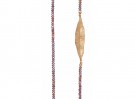 Halsband av vinröda/bordeaux glaspärlor och ett guldlöv. Dansk Smykkekunst