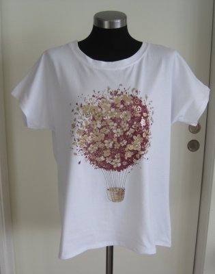 Inze Vit T-shirt Med Vinröd Blommig Luftballong