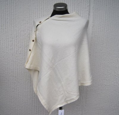 Cremevit Stickad Poncho Med Knappar