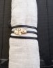 Svart Läderarmband Med Gulddetalj ISSEY Dansk Smykkekunst