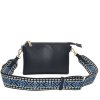 Marinblå väska clutch med mönstrad axelrem