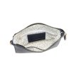Marinblå väska clutch med mönstrad axelrem