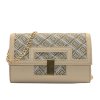 Beige liten mönstrad kuvertväska clutch med axelrem kedja