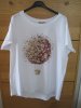 Inze Vit T-shirt Med Vinröd Blommig Luftballong