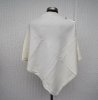 Cremevit Stickad Poncho Med Knappar