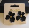 By Odahl Örhängen Svart Blomma