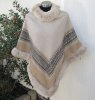 Beige Poncho Med Mönsterbård Och Pälskant