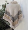 Beige Poncho Med Mönsterbård Och Pälskant