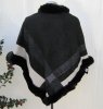Svart Poncho Med Ränder Och Pälskant