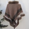 Brun Poncho Med Ränder Och Pälskant