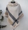 Beige Poncho Med Ränder Och Pälskant