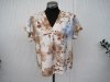 Blommig viskosblus med kort ärm. Natur beige