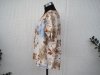 Blommig viskosblus med kort ärm. Natur beige