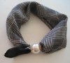 Svart Vit Mönstrad Scarf Med Magnet