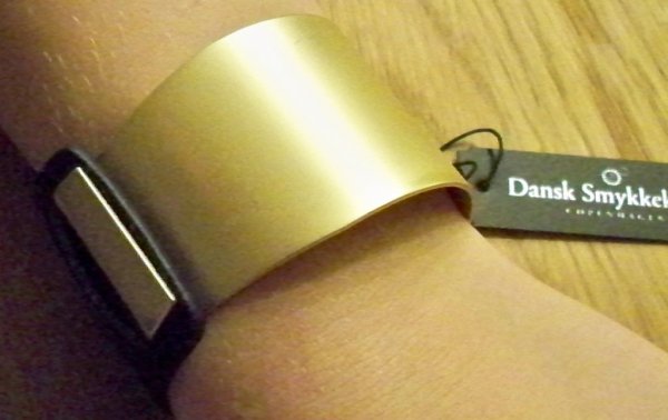 Svart Läderarmband med gulddetalj Dansk Smykkekunst