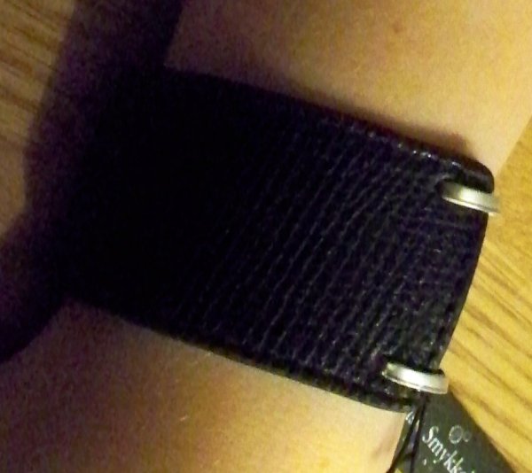 Svart Läderarmband med gulddetalj Dansk Smykkekunst