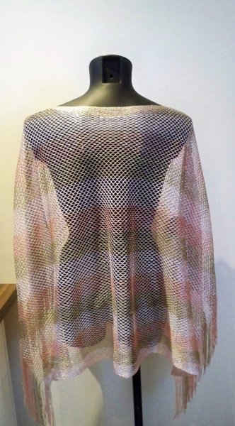 Rosa randig poncho. Bit'avant