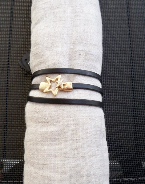 Svart Läderarmband Med Gulddetalj ISSEY Dansk Smykkekunst