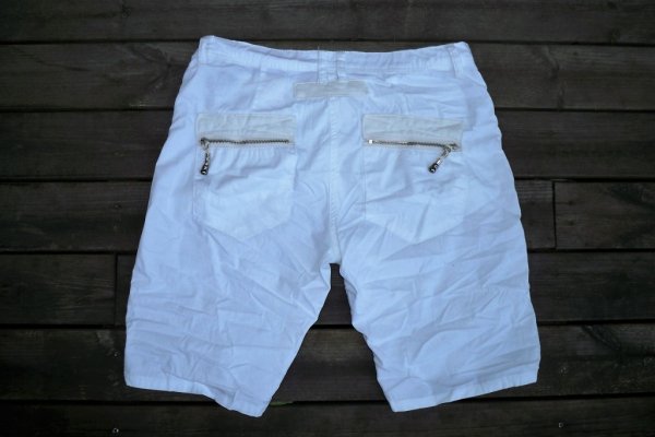 Vita Shorts med dragkedjor