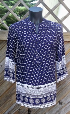 Marinblå tunika/blus med vitt mönster