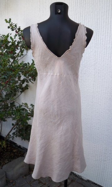 Beige Knälång Ärmlös Linneklänning. Made in Italy