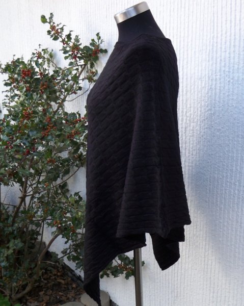 Svart Poncho Med Flätmönster Viskos Ull