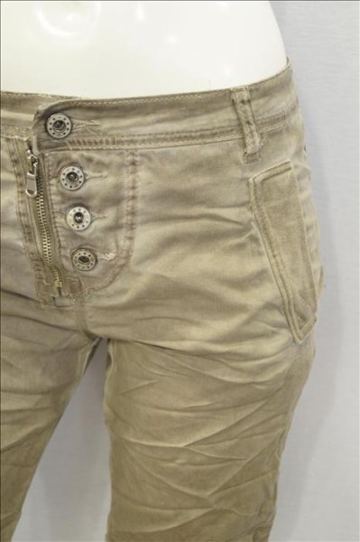 Shorts med dragkedjor. Khakibeige