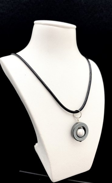 Halsband Hematit Med Vit Pärla Selma Magnani Smyckesdesign