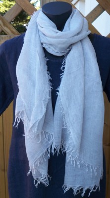 Ljusgrå tunn scarf/sjal