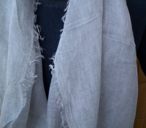 Ljusgrå tunn scarf sjal