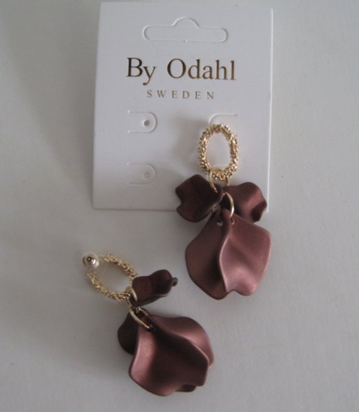 By Odahl Örhängen Löv Mörkbrun Silk
