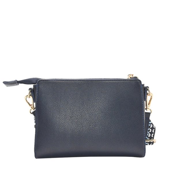 Marinblå väska clutch med mönstrad axelrem