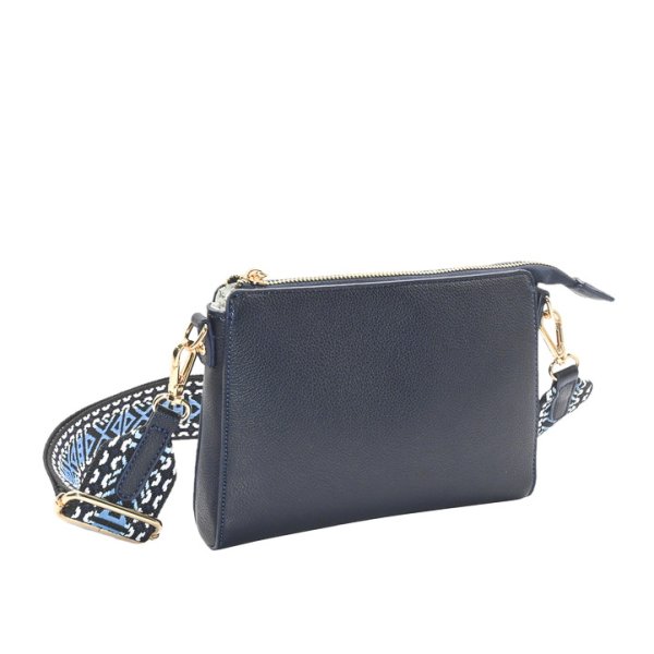 Marinblå väska clutch med mönstrad axelrem