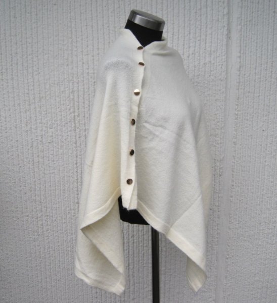 Cremevit Stickad Poncho Med Knappar