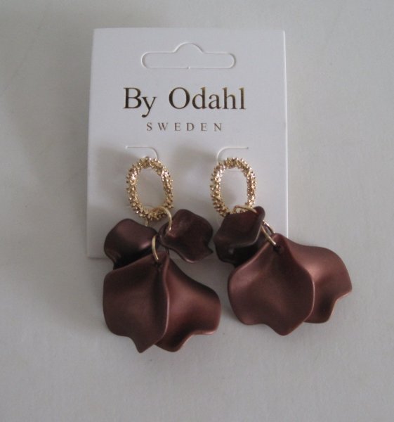 By Odahl Örhängen Löv Mörkbrun Silk