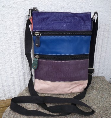 Flerfärgad skinnväska med axelrem