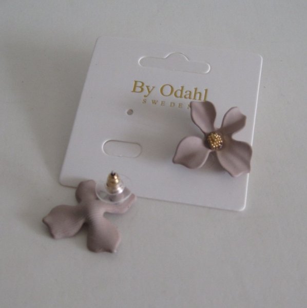By Odahl Örhängen Beige Blomma