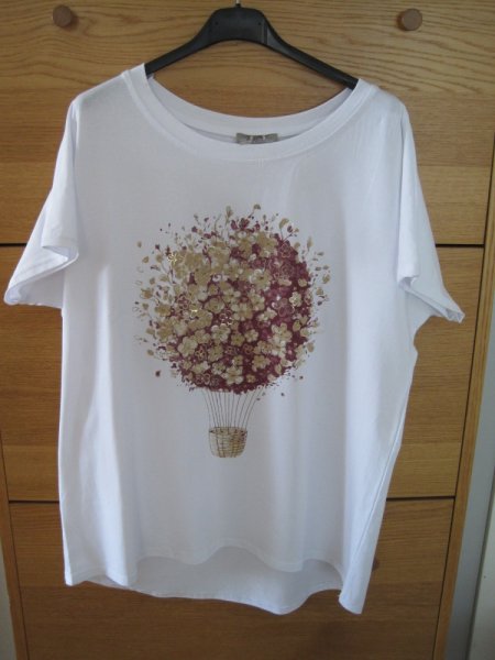 Inze Vit T-shirt Med Vinröd Blommig Luftballong