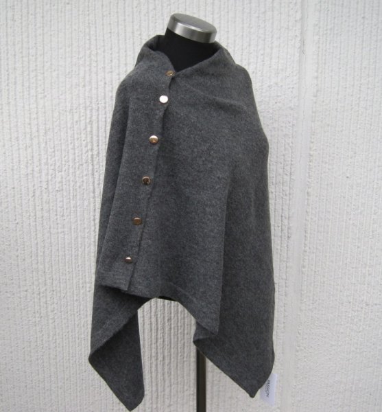 Grå Stickad Poncho Med Knappar