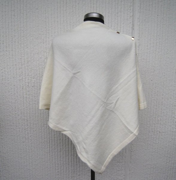 Cremevit Stickad Poncho Med Knappar