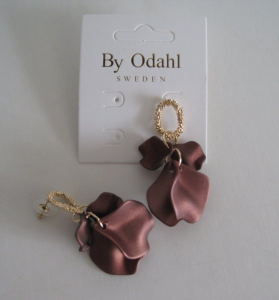 By Odahl Örhängen Löv Mörkbrun Silk