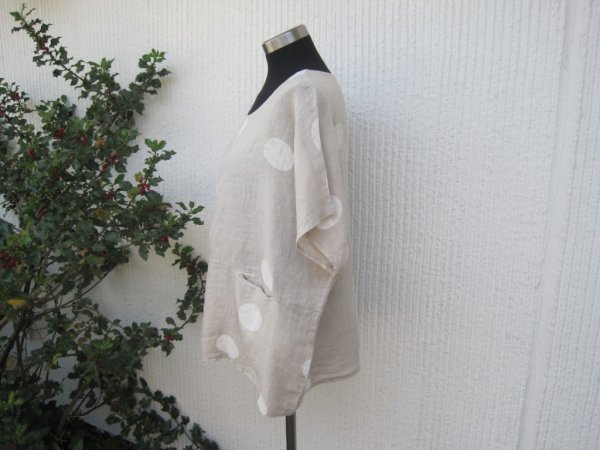 Beige linneblus med stora prickar och kort ärm Puro Lino