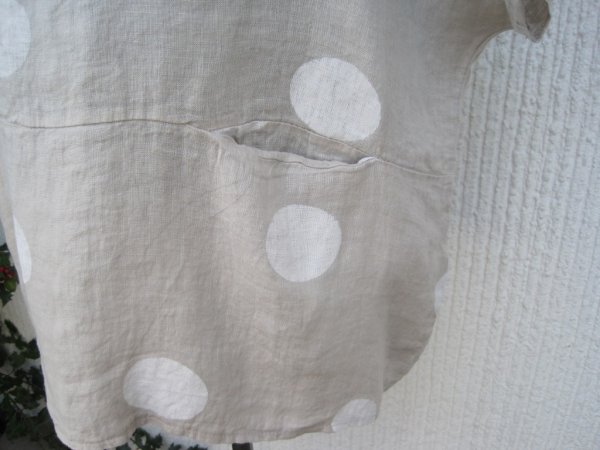 Beige linneblus med stora prickar och kort ärm Puro Lino