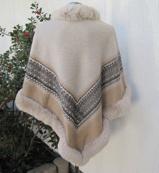 Beige Poncho Med Mönsterbård Och Pälskant
