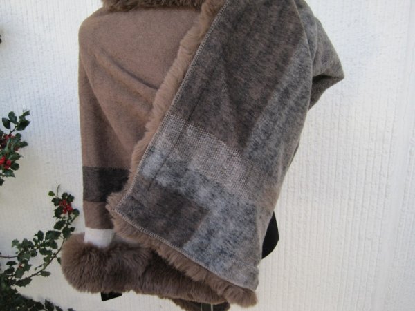Brun Poncho Med Ränder Och Pälskant