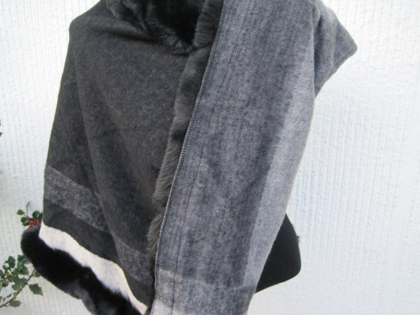 Svart Poncho Med Ränder Och Pälskant