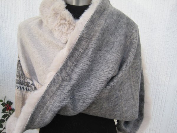 Beige Poncho Med Mönsterbård Och Pälskant